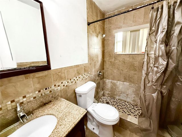 701 NW 176th Ter, Miami Gardens, FL 33169