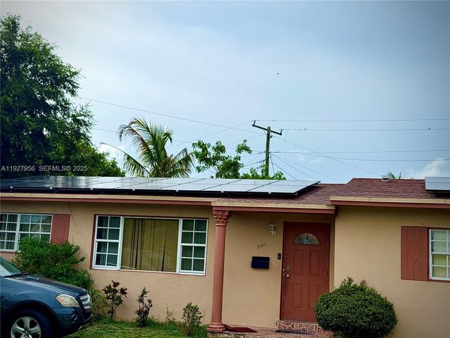 701 NW 176th Ter, Miami Gardens, FL 33169