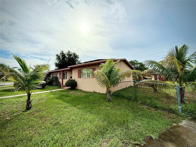 701 NW 176th Ter, Miami Gardens, FL 33169