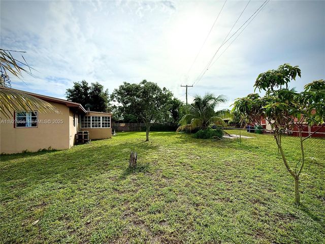 701 NW 176th Ter, Miami Gardens, FL 33169