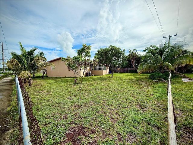 701 NW 176th Ter, Miami Gardens, FL 33169