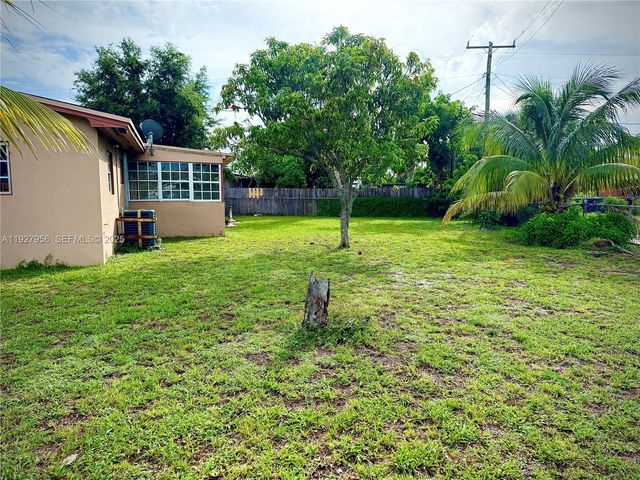 701 NW 176th Ter, Miami Gardens, FL 33169