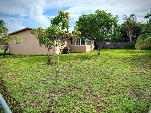 701 NW 176th Ter, Miami Gardens, FL 33169