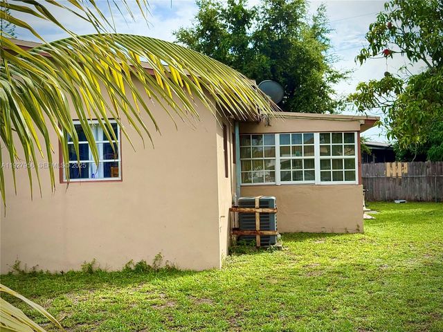 701 NW 176th Ter, Miami Gardens, FL 33169