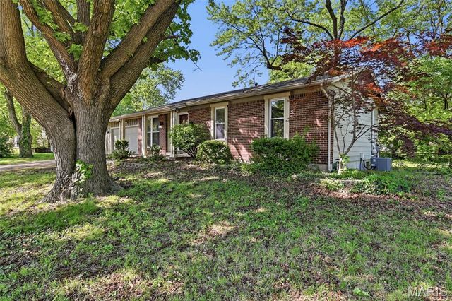 1901 Croftdale Drive, Florissant, MO 63031