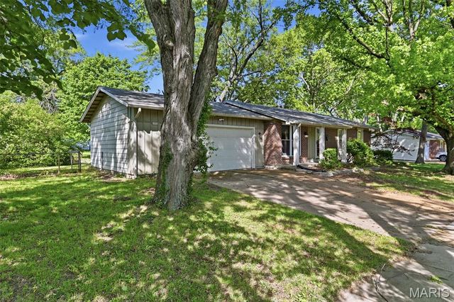1901 Croftdale Drive, Florissant, MO 63031