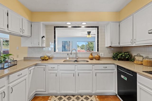 1984 Camino Manzana, Los Alamos, NM 87544