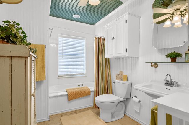 203 Kiowa Drive W, Lake Kiowa, TX 76240