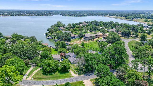203 Kiowa Drive W, Lake Kiowa, TX 76240