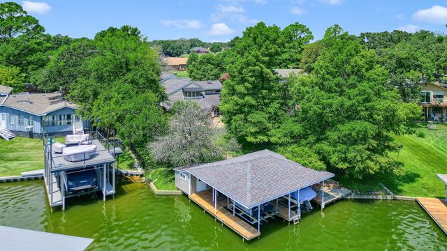 203 Kiowa Drive W, Lake Kiowa, TX 76240