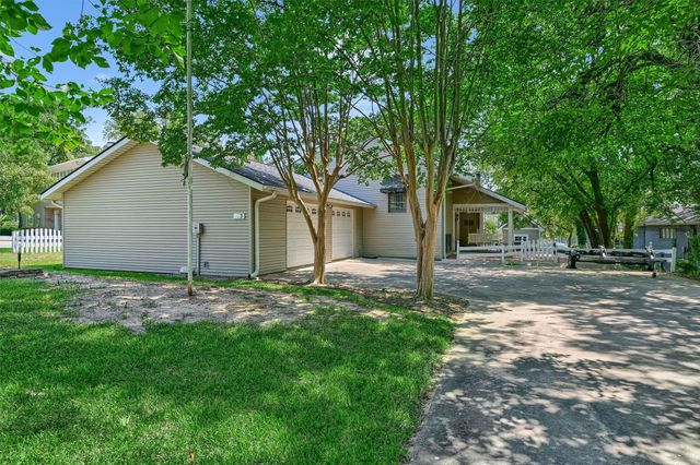 203 Kiowa Drive W, Lake Kiowa, TX 76240