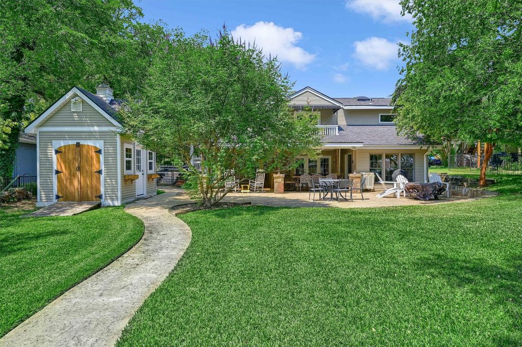 203 Kiowa Drive W, Lake Kiowa, TX 76240