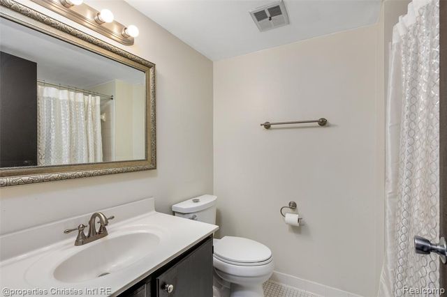 3805 S Lone Pine Rd Road 300, West Bloomfield, MI 48323