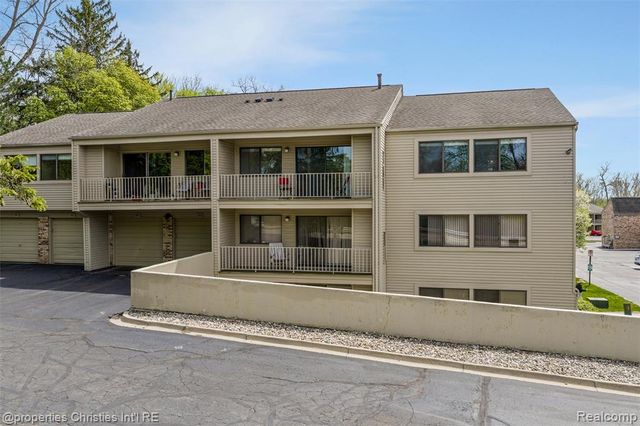 3805 S Lone Pine Rd Road 300, West Bloomfield, MI 48323