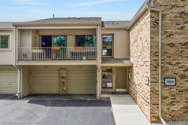 3805 S Lone Pine Rd Road 300, West Bloomfield, MI 48323