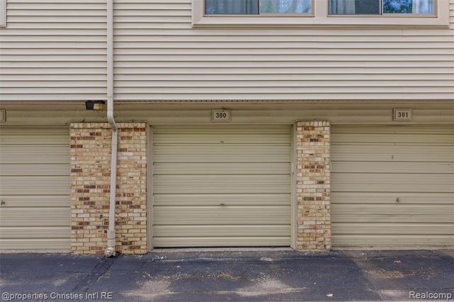 3805 S Lone Pine Rd Road 300, West Bloomfield, MI 48323