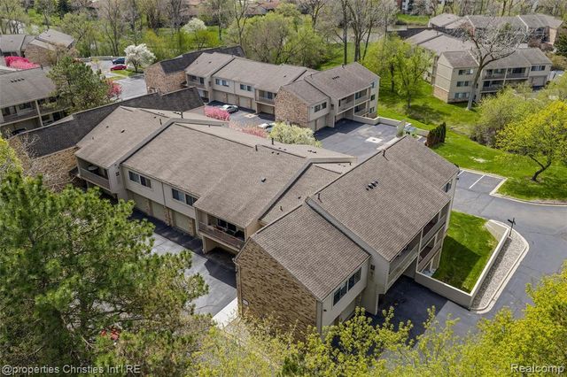 3805 S Lone Pine Rd Road 300, West Bloomfield, MI 48323