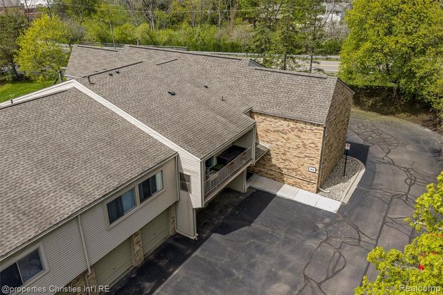 3805 S Lone Pine Rd Road 300, West Bloomfield, MI 48323