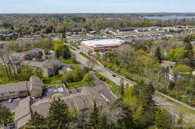3805 S Lone Pine Rd Road 300, West Bloomfield, MI 48323