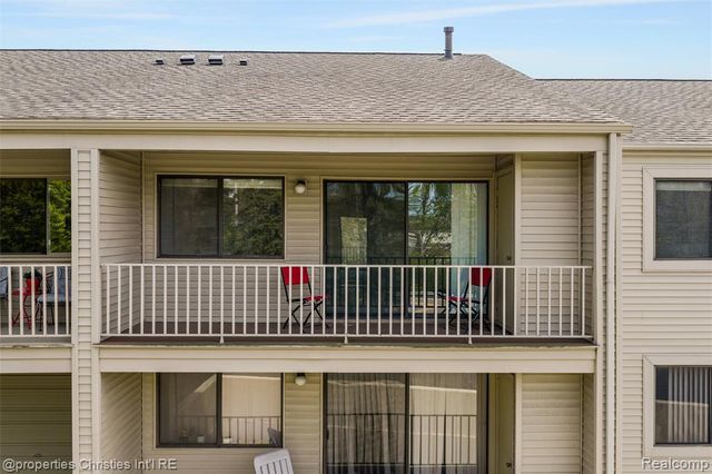 3805 S Lone Pine Rd Road 300, West Bloomfield, MI 48323