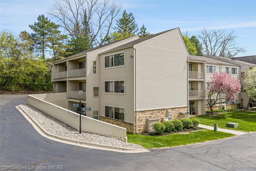 3805 S Lone Pine Rd Road 300, West Bloomfield, MI 48323