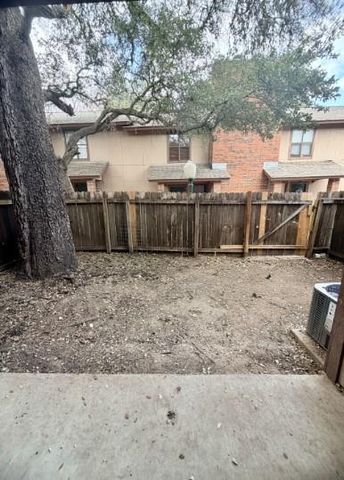 139 Elm DR 203, Lockhart, TX 78644