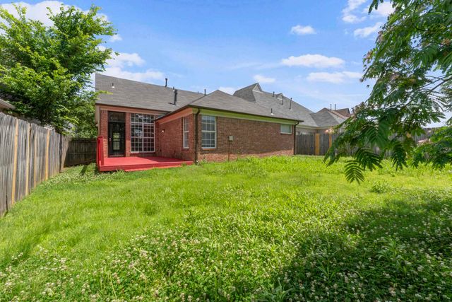 20 GARDEN SPRINGS DR, Oakland, TN 38060