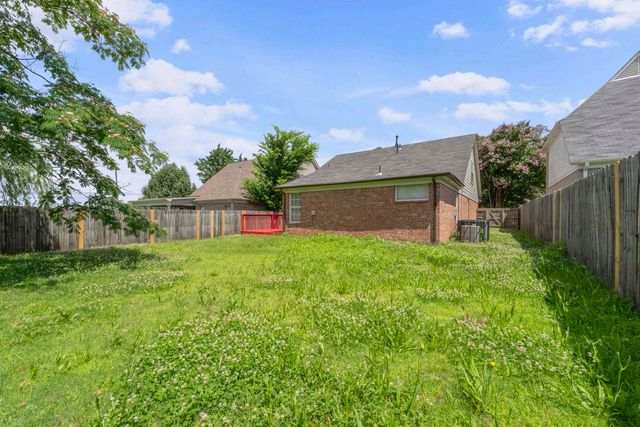 20 GARDEN SPRINGS DR, Oakland, TN 38060