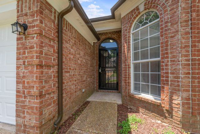 20 GARDEN SPRINGS DR, Oakland, TN 38060