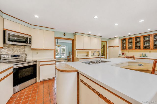 3 Oak Court, Hampton Bays, NY 11946