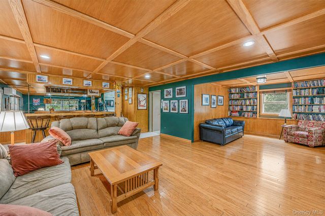 3 Oak Court, Hampton Bays, NY 11946