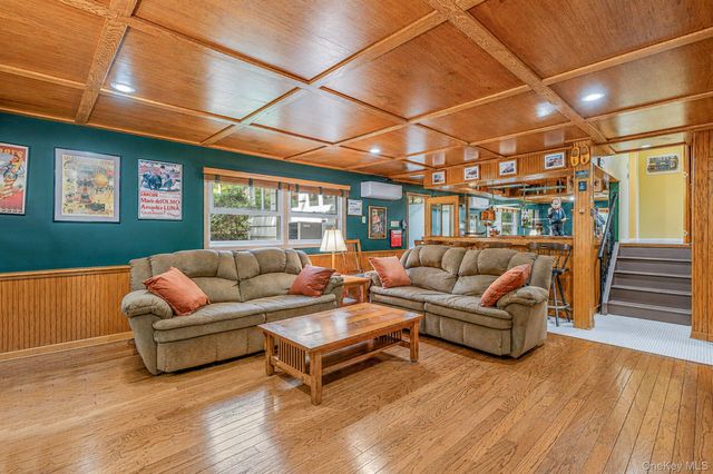3 Oak Court, Hampton Bays, NY 11946
