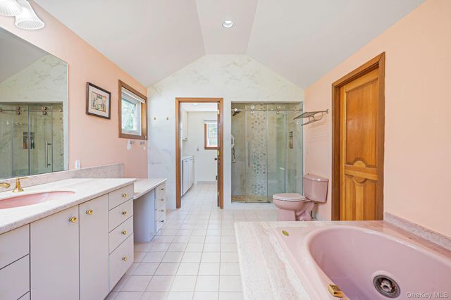 3 Oak Court, Hampton Bays, NY 11946
