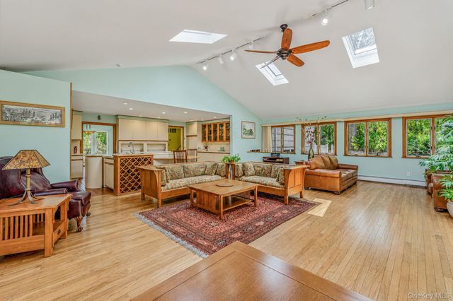 3 Oak Court, Hampton Bays, NY 11946
