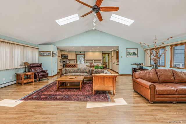 3 Oak Court, Hampton Bays, NY 11946