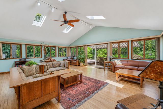 3 Oak Court, Hampton Bays, NY 11946