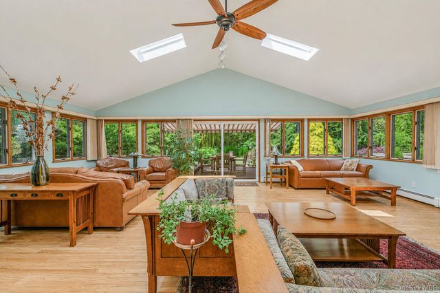 3 Oak Court, Hampton Bays, NY 11946