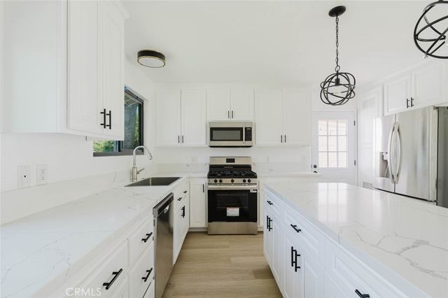8400 Chimineas Avenue, Northridge, CA 91325