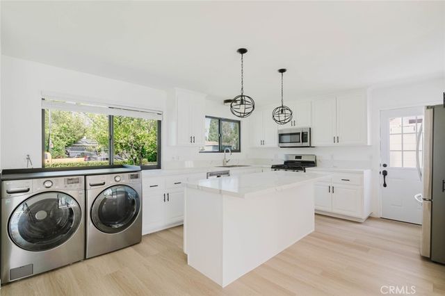 8400 Chimineas Avenue, Northridge, CA 91325