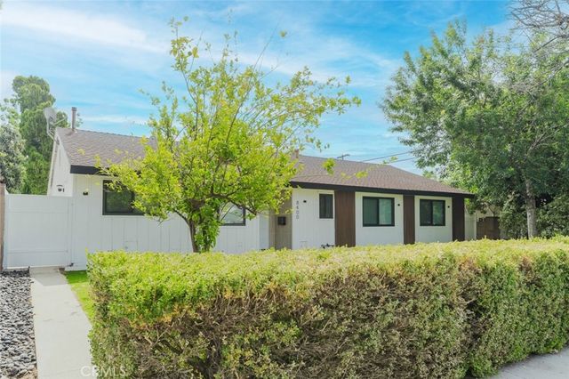 8400 Chimineas Avenue, Northridge, CA 91325