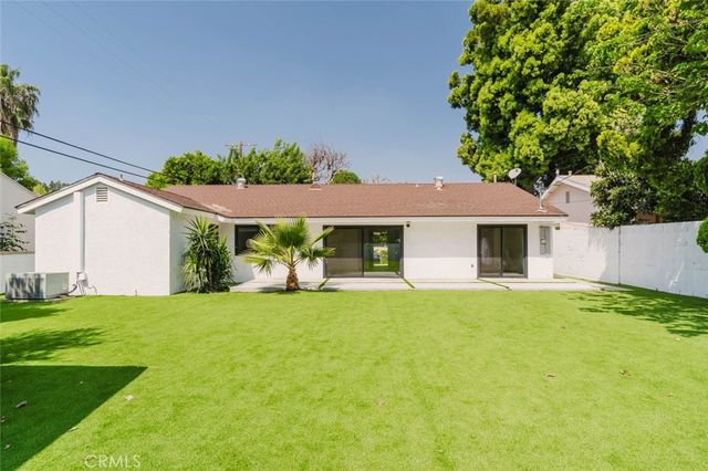 8400 Chimineas Avenue, Northridge, CA 91325