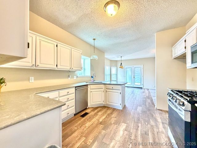 516 S Laurel Avenue, Broken Arrow, OK 74012