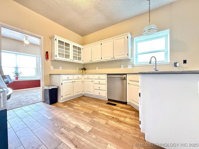 516 S Laurel Avenue, Broken Arrow, OK 74012