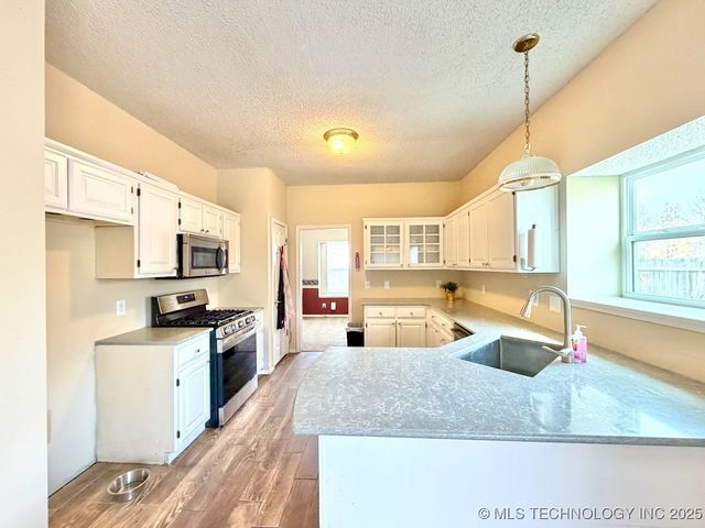 516 S Laurel Avenue, Broken Arrow, OK 74012