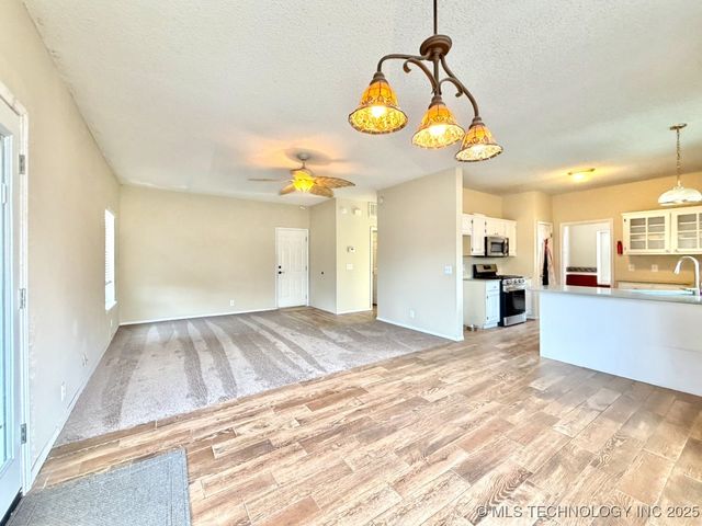 516 S Laurel Avenue, Broken Arrow, OK 74012