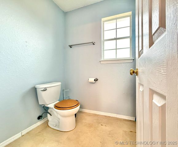 516 S Laurel Avenue, Broken Arrow, OK 74012