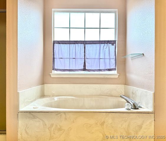 516 S Laurel Avenue, Broken Arrow, OK 74012