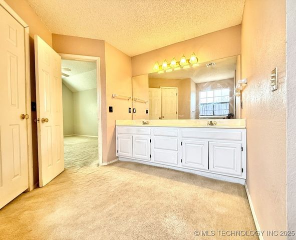 516 S Laurel Avenue, Broken Arrow, OK 74012