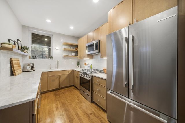 939 W Ainslie Street 2E, Chicago, IL 60640