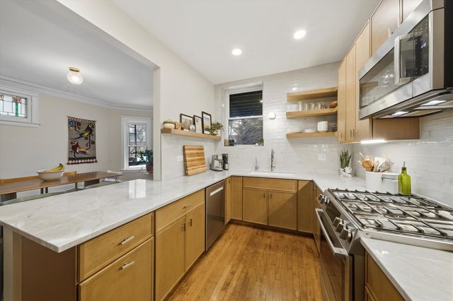 939 W Ainslie Street 2E, Chicago, IL 60640